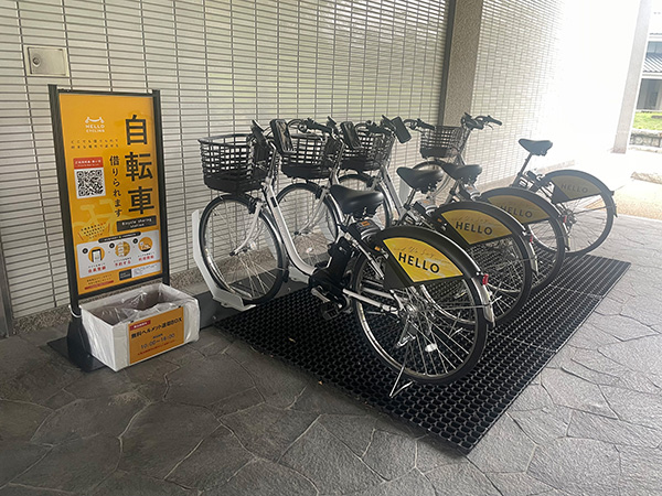 愛知県陶磁美術館本館入口横にあるシェアサイクル設置場所