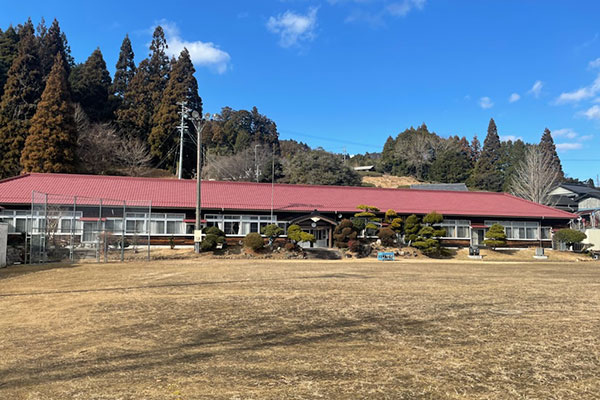 旧設楽町立田峯小学校の外観写真