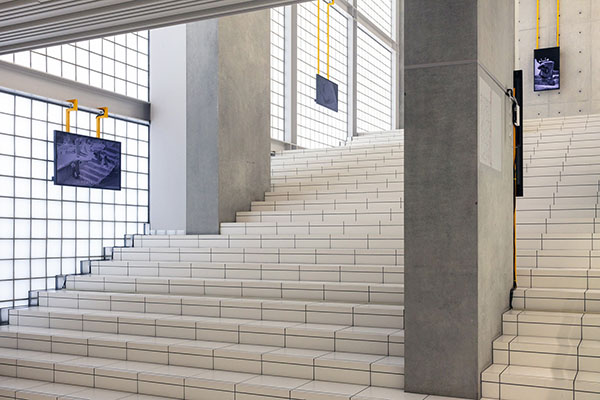 ハンドメイドムーブメント season 1.5 大体の事柄は布に覆われてしまっている 階段の上と下で